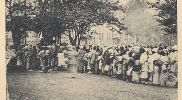 Hàng dài người xếp hàng để nhận đồ cứu trợ.