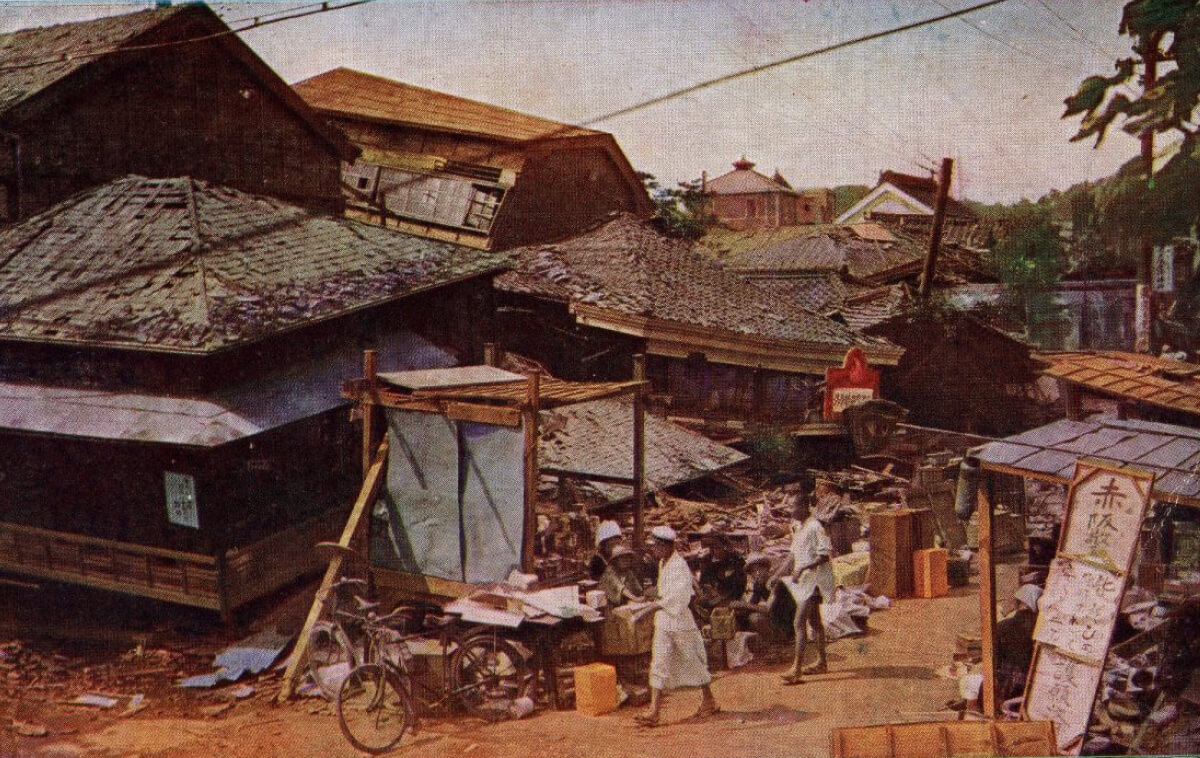 Những ngôi nhà bị sập trong trận động đất lớn ở Tokyo.