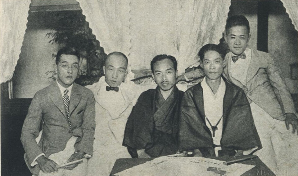 Edogawa Ranpo (thứ hai từ trái sang) năm 32 tuổi, chụp vào năm 1926. Edogawa Ranpo (thứ hai từ trái sang) năm 32 tuổi, chụp vào năm 1926.