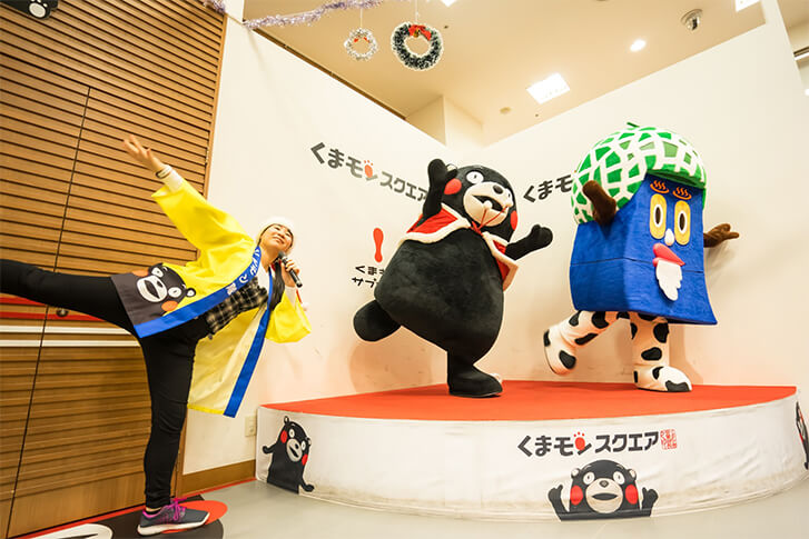 Kumamon biểu diễn tại sân khấu của Kumamon Square. Kumamon biểu diễn tại sân khấu của Kumamon Square.