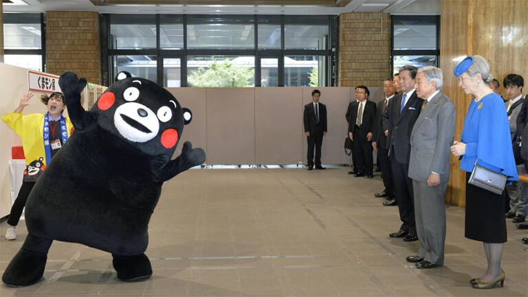 Kumamon biểu diễn trước Thượng hoàng Akihito và Hoàng thái hậu Michiko vào năm 2013. Kumamon biểu diễn trước Thượng hoàng Akihito và Hoàng thái hậu Michiko vào năm 2013.