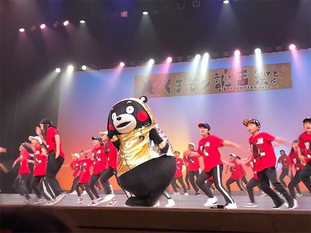 Kumamon nhảy cùng các dancer trong tiệc sinh nhật của mình vào năm 2019. Kumamon nhảy cùng các dancer trong tiệc sinh nhật của mình vào năm 2019.