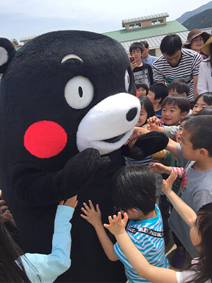 Kumamon đến thăm các em học sinh trường mẫu giáo ở Nishihara. Kumamon đến thăm các em học sinh trường mẫu giáo ở Nishihara.