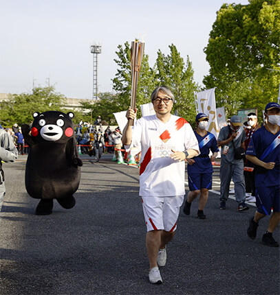 Koyama Kundo và Kumamon cùng rước đuốc Olympic Tokyo 2020 khi ngọn đuốc đi qua Uto, tỉnh Kumamoto vào ngày 05/05/2021. Koyama Kundo và Kumamon cùng rước đuốc Olympic Tokyo 2020 khi ngọn đuốc đi qua Uto, tỉnh Kumamoto vào ngày 05/05/2021.