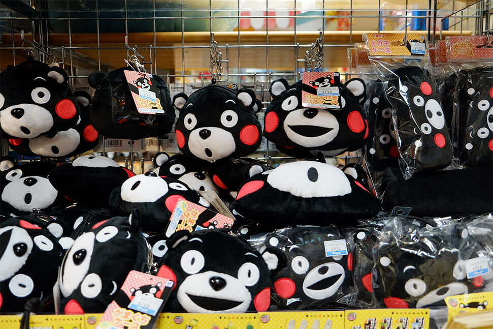 Móc khóa và thú nhồi bông Kumamon. Móc khóa và thú nhồi bông Kumamon.