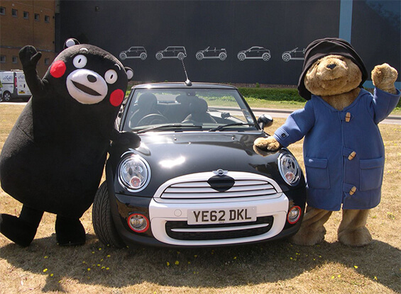 Kumamon và gấu Paddington đứng cạnh xe Kumamon Mini của BMW tại sự kiện ở Oxford, Anh quốc vào năm 2013. Kumamon và gấu Paddington đứng cạnh xe Kumamon Mini của BMW tại sự kiện ở Oxford, Anh quốc vào năm 2013.