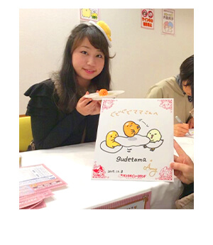 Hoạ sĩ AMY bên đứa con tinh thần Gudetama. Hoạ sĩ AMY bên đứa con tinh thần Gudetama.