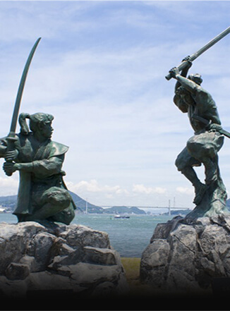 Bức tượng miêu tả trận đấu giữa Miyamoto Musashi (phải) và Sasaki Kojiro. Ảnh: Japan Travel