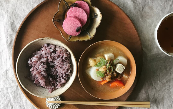 Ichiju issai: bữa ăn bao gồm một món canh, một món ăn kèm. Ichiju issai: bữa ăn bao gồm một món canh, một món ăn kèm.