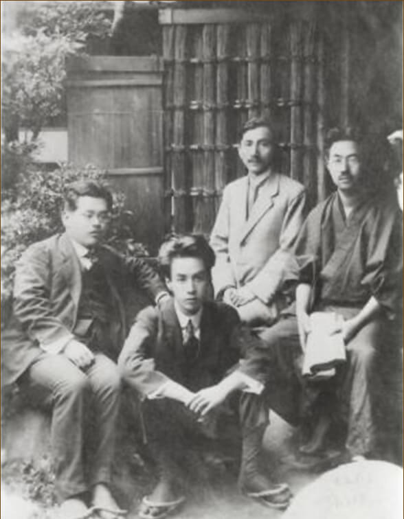 Hình chụp năm 1919, Kikuchi Kan (ngoài cùng bên trái) và Akutagawa Ryunosuke (thứ nhì từ trái sang)