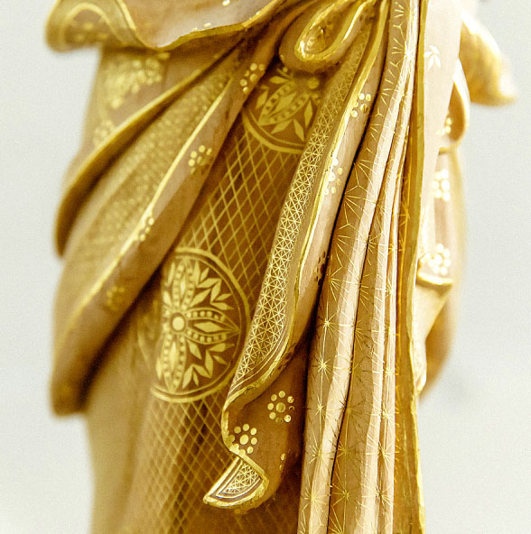 Họa tiết trên vải được tạo nên bằng kỹ thuật Kirikane.