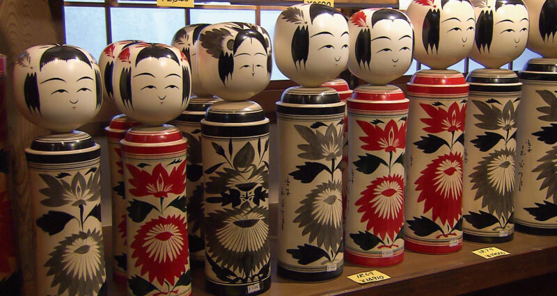 Búp bê Kokeshi Naruko Onsen nổi bật với họa tiết hoa cúc.