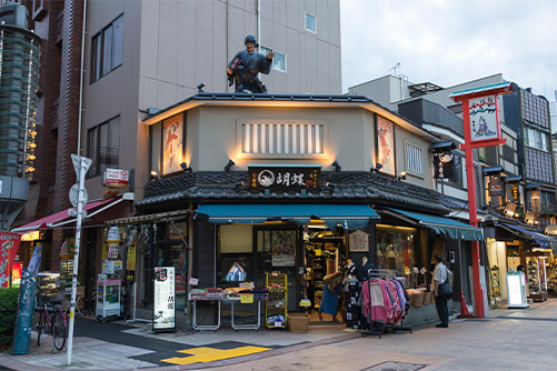 Nếu muốn, bạn có thể đến gặp Nezumi Nozo tại khu vực Demboin-dori ở Asakusa. Nếu muốn, bạn có thể đến gặp Nezumi Nozo tại khu vực Demboin-dori ở Asakusa.