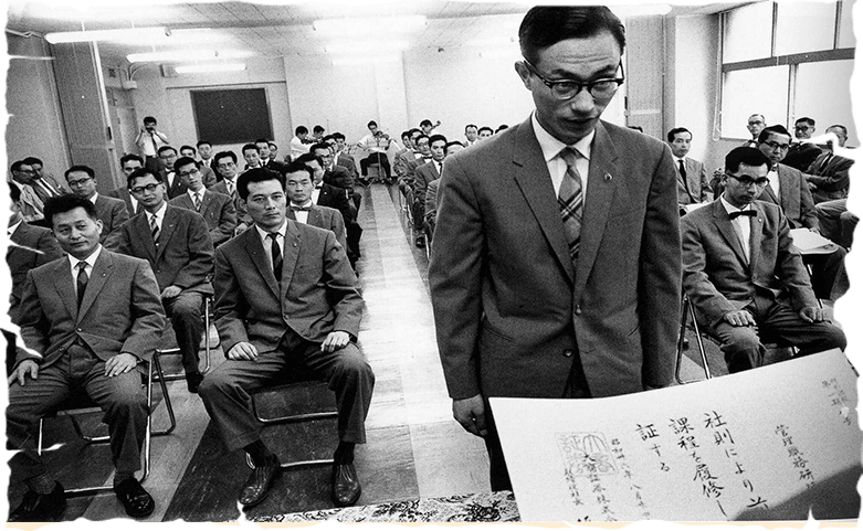 Một lớp bồi dưỡng kỹ năng quản trị tại Ikebukuro,Tokyo, năm 1961. Ảnh: liverpoolecho.co.uk
