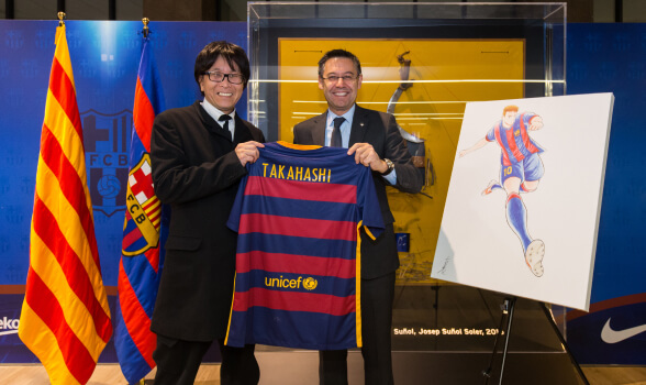 Tác giả Takahashi trong chuyến thăm Camp Nou – sân nhà của CLB Barcelona. Tác giả Takahashi trong chuyến thăm Camp Nou – sân nhà của CLB Barcelona.