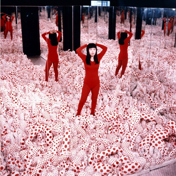 Căn phòng Infinity Mirror Room kinh điển của họa sĩ Kusama. Căn phòng Infinity Mirror Room kinh điển của họa sĩ Kusama.