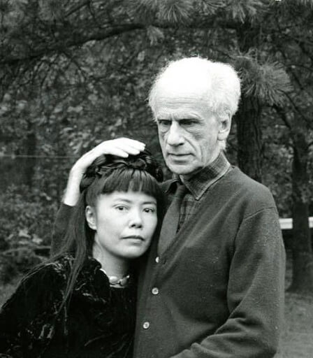 Kusama và người tình Joseph Cornell hơn bà 26 tuổi. Kusama và người tình Joseph Cornell hơn bà 26 tuổi.