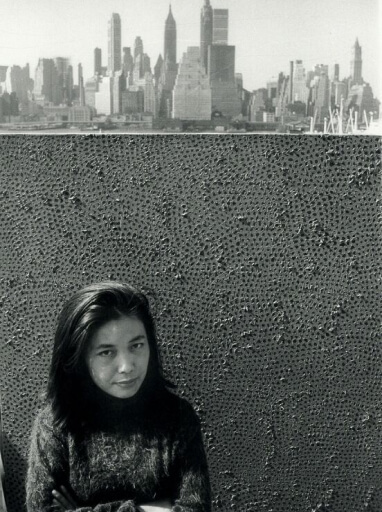 Bà Kusama cạnh tác phẩm “Infinity Net” tại New York vào năm 1961. Bà Kusama cạnh tác phẩm “Infinity Net” tại New York vào năm 1961.