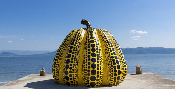 Tác phẩm quả bí ngô (2006) của Kusama tại đảo Naoshima. Tác phẩm quả bí ngô (2006) của Kusama tại đảo Naoshima.