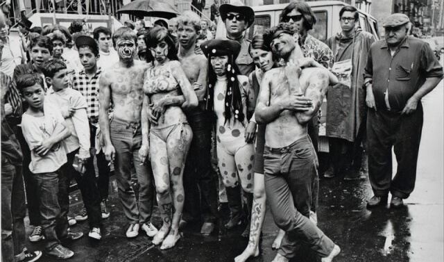 Triển lãm do Kusama tổ chức trên đường phố New York vào năm 1967. Triển lãm do Kusama tổ chức trên đường phố New York vào năm 1967.