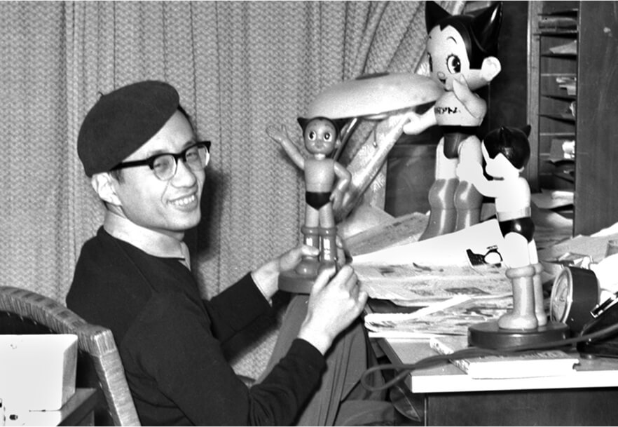 Tezuka Osamu và nhân vật Astro Boy.