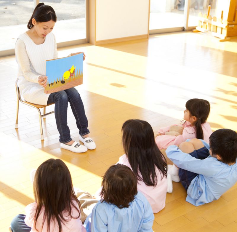 cả lớp yên lặng nghe đọc truyện