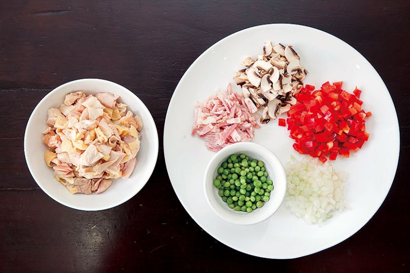 cắt thịt gà và rau củ