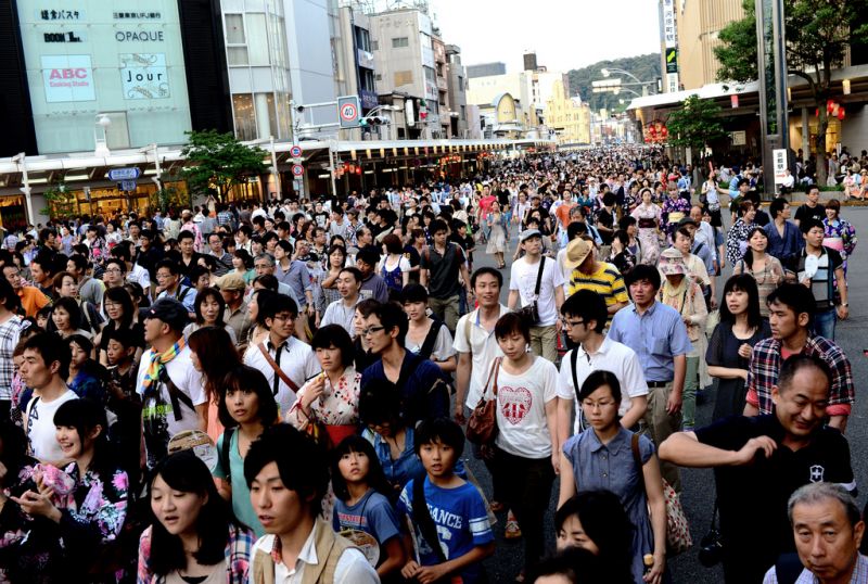 người đổ xô đến với lễ hội Gion