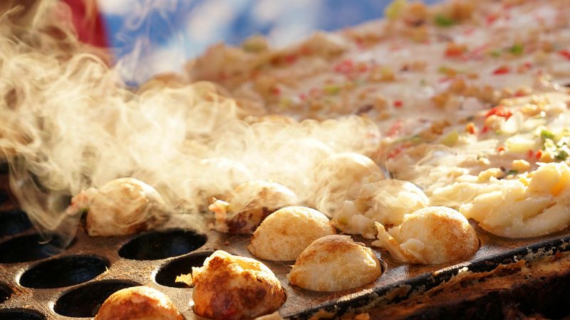 Takoyaki thường được nướng vàng Takoyaki thường được nướng vàng