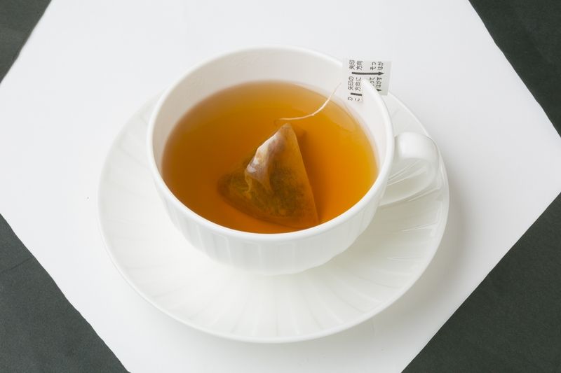 Uống trà Natamame nóng