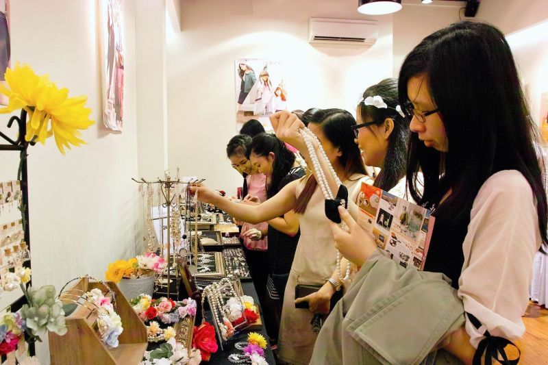 Say sưa ướm thử trang sức Say sưa ướm thử trang sức