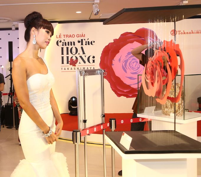 Người mẫu Hà Anh bên tác phẩm sắp đặt hoa hồng