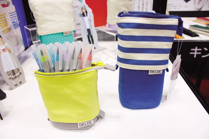 Delde vừa có thể mang theo, vừa đứng được trên bàn Delde vừa có thể mang theo, vừa đứng được trên bàn