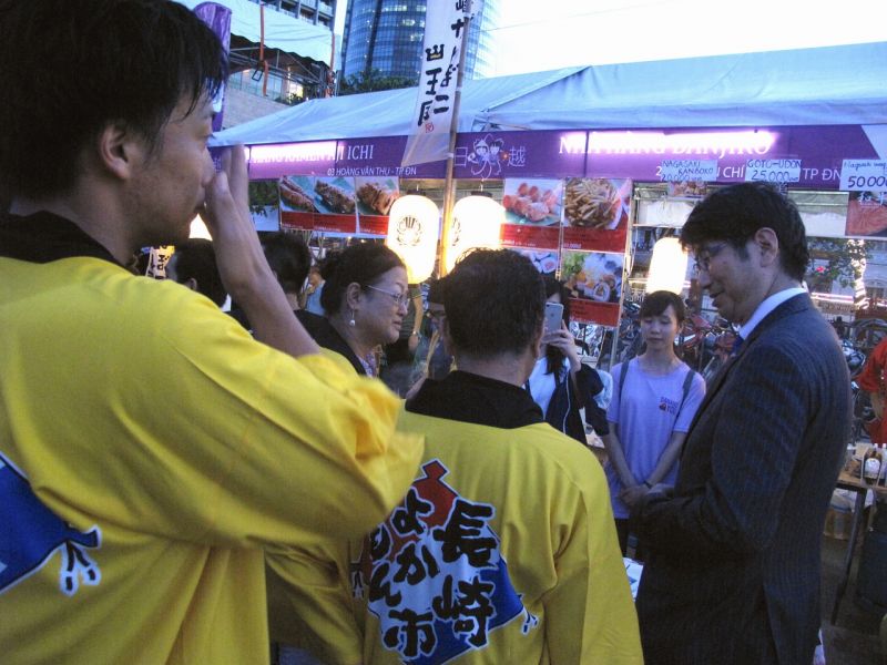 Thị trưởng Taue ghé thăm gian hàng