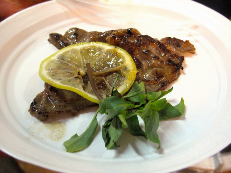 Món Bít-tết chanh danh tiếng của vùng Sasebo