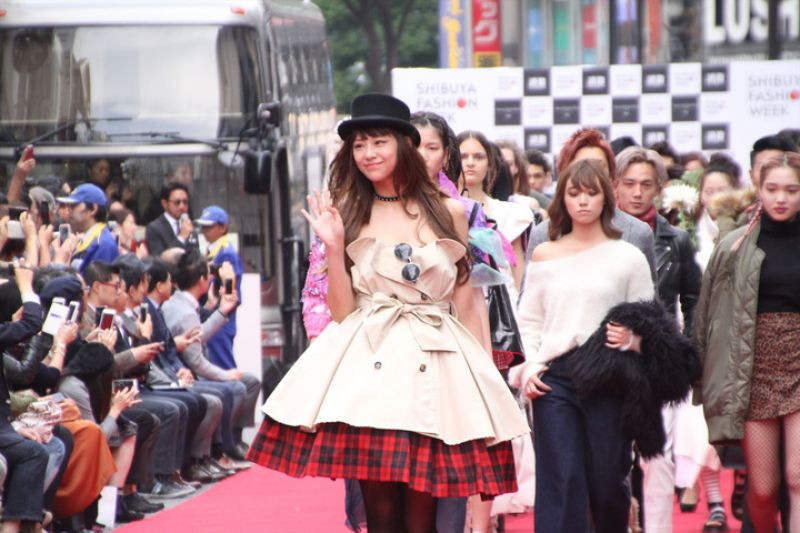 Mariya Nishiuchi quyến rũ với trench coat hở vai Mariya Nishiuchi quyến rũ với trench coat hở vai