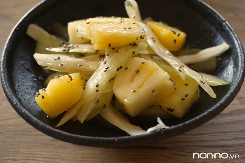 dứa và cần tây dứa và cần tây