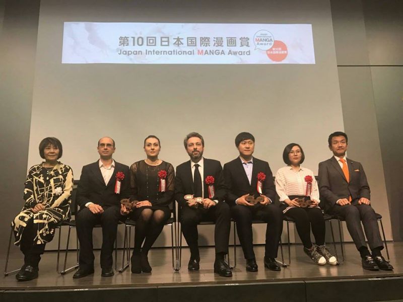 Can Tiểu Hy nhận giải Can Tiểu Hy nhận giải