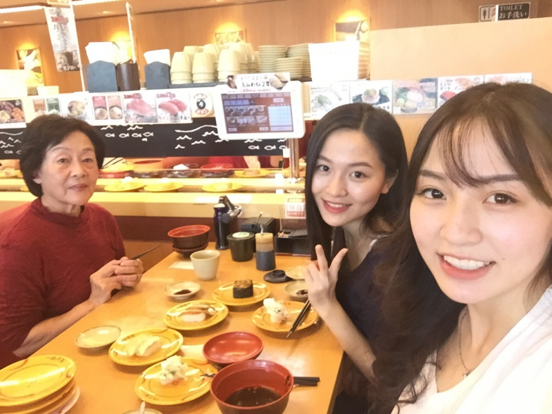 chủ nhà đưa 2 chị em đi ăn sushi