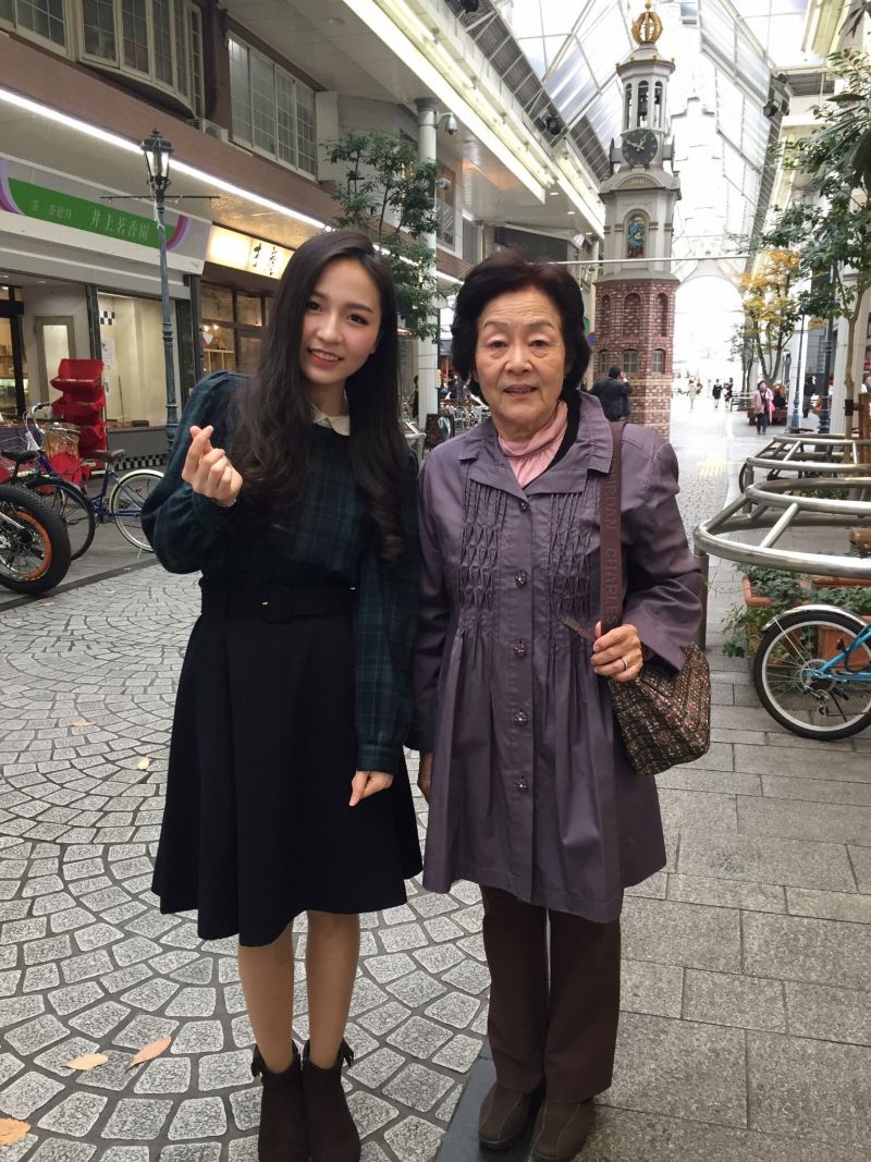 chủ đi theo để chỉnh trang phục cho Huyền