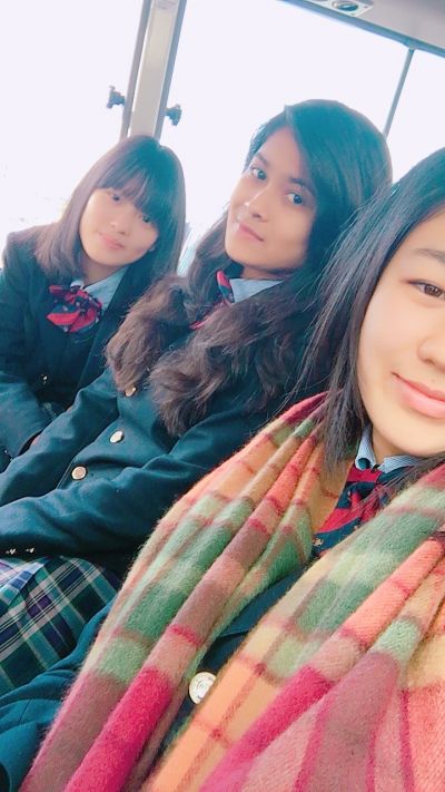 Niềm vui của em ngoài giờ học là được đi chơi cùng các bạn!