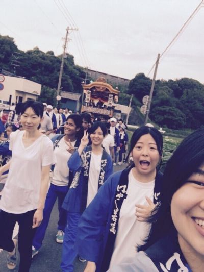 Như Khoa cùng các bạn tham gia lễ hội mùa hè tại địa phương