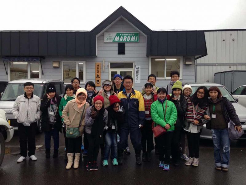 Vũ Hồ Như Khoa chụp ảnh lưu niệm cùng các đại diện Việt Nam