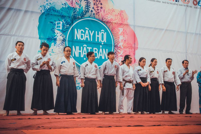 Tiếp nối thành công của các năm trước, “Ngày hội Nhật Bản” năm 2017 với chủ đề “Phiêu lưu” do CLB tiếng Nhật trường ĐH Ngoại Thương TP.HCM FJC đã được tổ chức vào ngày 14/5 vừa qua. 1 ngày hội mô phỏng 4 mùa, 17 gian hàng, 20 đối tác và hơn 2.000 vé được bán ra là những con số cực kì ấn tượng về ngày hội này. Sức hấp dẫn của “Ngày hội Nhật Bản 2017” không chỉ đến từ chủ đề “Phiêu lưu” mô phỏng lại những chuyến đi qua nhiều khung cảnh và thời gian mà còn qua những hoạt động giao lưu văn hóa đầy màu sắc và tràn ngập niềm vui. Hãy cùng Kilala điểm lại những khoảnh khắc đáng nhớ trong chuyến “Phiêu lưu” năm nay nhé! ngà hội nhật bản 2017 ngà hội nhật bản 2017 ngà hội nhật bản 2017 ngà hội nhật bản 2017 ngà hội nhật bản 2017
