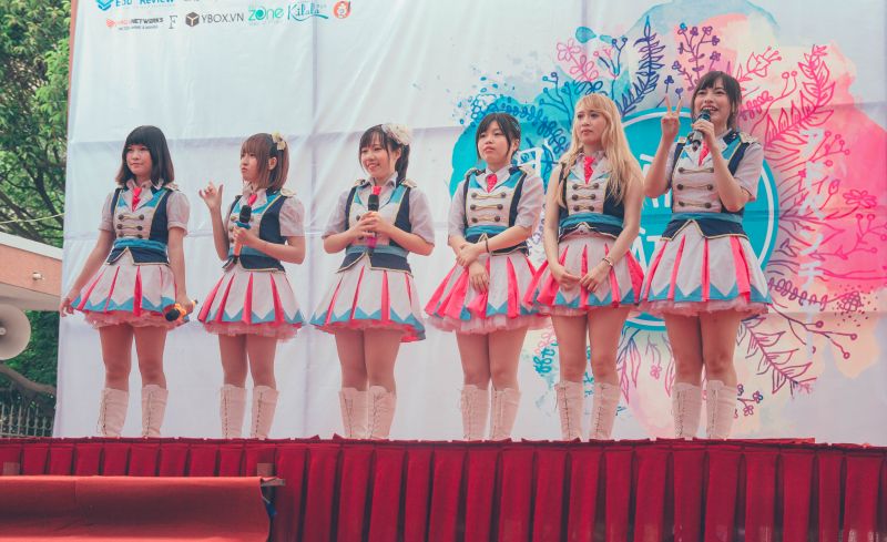 Tiếp nối thành công của các năm trước, “Ngày hội Nhật Bản” năm 2017 với chủ đề “Phiêu lưu” do CLB tiếng Nhật trường ĐH Ngoại Thương TP.HCM FJC đã được tổ chức vào ngày 14/5 vừa qua. 1 ngày hội mô phỏng 4 mùa, 17 gian hàng, 20 đối tác và hơn 2.000 vé được bán ra là những con số cực kì ấn tượng về ngày hội này. Sức hấp dẫn của “Ngày hội Nhật Bản 2017” không chỉ đến từ chủ đề “Phiêu lưu” mô phỏng lại những chuyến đi qua nhiều khung cảnh và thời gian mà còn qua những hoạt động giao lưu văn hóa đầy màu sắc và tràn ngập niềm vui. Hãy cùng Kilala điểm lại những khoảnh khắc đáng nhớ trong chuyến “Phiêu lưu” năm nay nhé! ngà hội nhật bản 2017 ngà hội nhật bản 2017 ngà hội nhật bản 2017 ngà hội nhật bản 2017 ngà hội nhật bản 2017