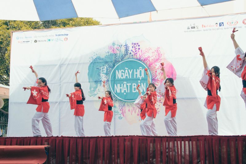 Tiếp nối thành công của các năm trước, “Ngày hội Nhật Bản” năm 2017 với chủ đề “Phiêu lưu” do CLB tiếng Nhật trường ĐH Ngoại Thương TP.HCM FJC đã được tổ chức vào ngày 14/5 vừa qua. 1 ngày hội mô phỏng 4 mùa, 17 gian hàng, 20 đối tác và hơn 2.000 vé được bán ra là những con số cực kì ấn tượng về ngày hội này. Sức hấp dẫn của “Ngày hội Nhật Bản 2017” không chỉ đến từ chủ đề “Phiêu lưu” mô phỏng lại những chuyến đi qua nhiều khung cảnh và thời gian mà còn qua những hoạt động giao lưu văn hóa đầy màu sắc và tràn ngập niềm vui. Hãy cùng Kilala điểm lại những khoảnh khắc đáng nhớ trong chuyến “Phiêu lưu” năm nay nhé! ngà hội nhật bản 2017 ngà hội nhật bản 2017 ngà hội nhật bản 2017 ngà hội nhật bản 2017 ngà hội nhật bản 2017