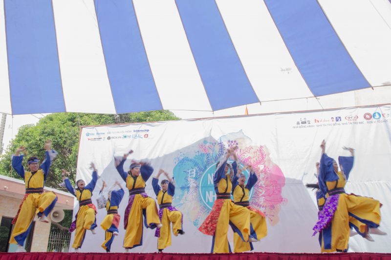 Tiếp nối thành công của các năm trước, “Ngày hội Nhật Bản” năm 2017 với chủ đề “Phiêu lưu” do CLB tiếng Nhật trường ĐH Ngoại Thương TP.HCM FJC đã được tổ chức vào ngày 14/5 vừa qua. 1 ngày hội mô phỏng 4 mùa, 17 gian hàng, 20 đối tác và hơn 2.000 vé được bán ra là những con số cực kì ấn tượng về ngày hội này. Sức hấp dẫn của “Ngày hội Nhật Bản 2017” không chỉ đến từ chủ đề “Phiêu lưu” mô phỏng lại những chuyến đi qua nhiều khung cảnh và thời gian mà còn qua những hoạt động giao lưu văn hóa đầy màu sắc và tràn ngập niềm vui. Hãy cùng Kilala điểm lại những khoảnh khắc đáng nhớ trong chuyến “Phiêu lưu” năm nay nhé! ngà hội nhật bản 2017 ngà hội nhật bản 2017 ngà hội nhật bản 2017 ngà hội nhật bản 2017 ngà hội nhật bản 2017