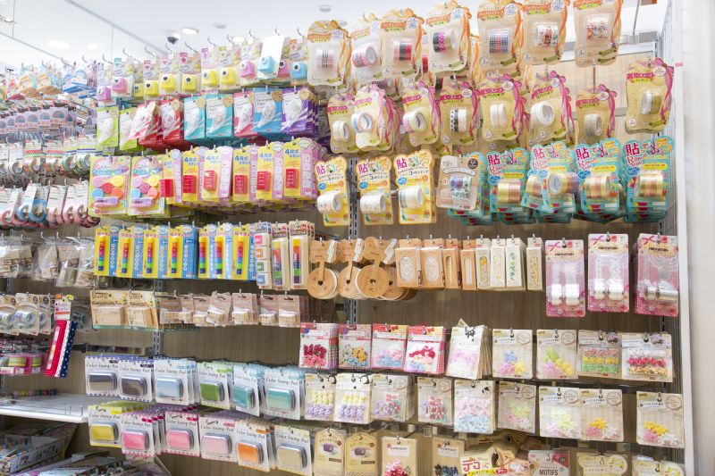sản phẩm đa dạng của cửa hàng 100 yên sản phẩm đa dạng của cửa hàng 100 yên