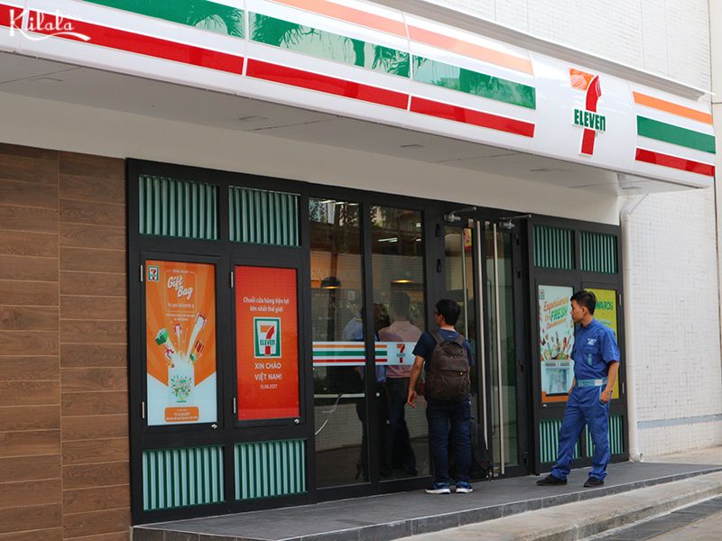 7 Eleven bên ngoài cửa hàng 7 Eleven bên ngoài cửa hàng