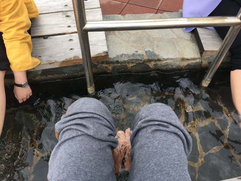 Trải nghiệm ngâm chân trong suối nước nóng nhân tạo tại lữ quán